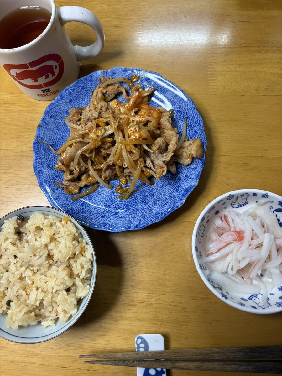 likesky0904's tweet photo. 豚キムチと炊き込みご飯大根サラダ https://t.co/4A7NX5JrXL
