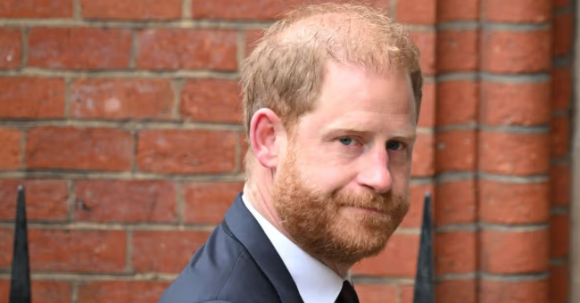 MirrorRoyal's tweet photo. Typical Harry to only think of himself - harsh reality behind new Diana move https://t.co/7T9pNIHVgH https://t.co/dlpTFaNlXN