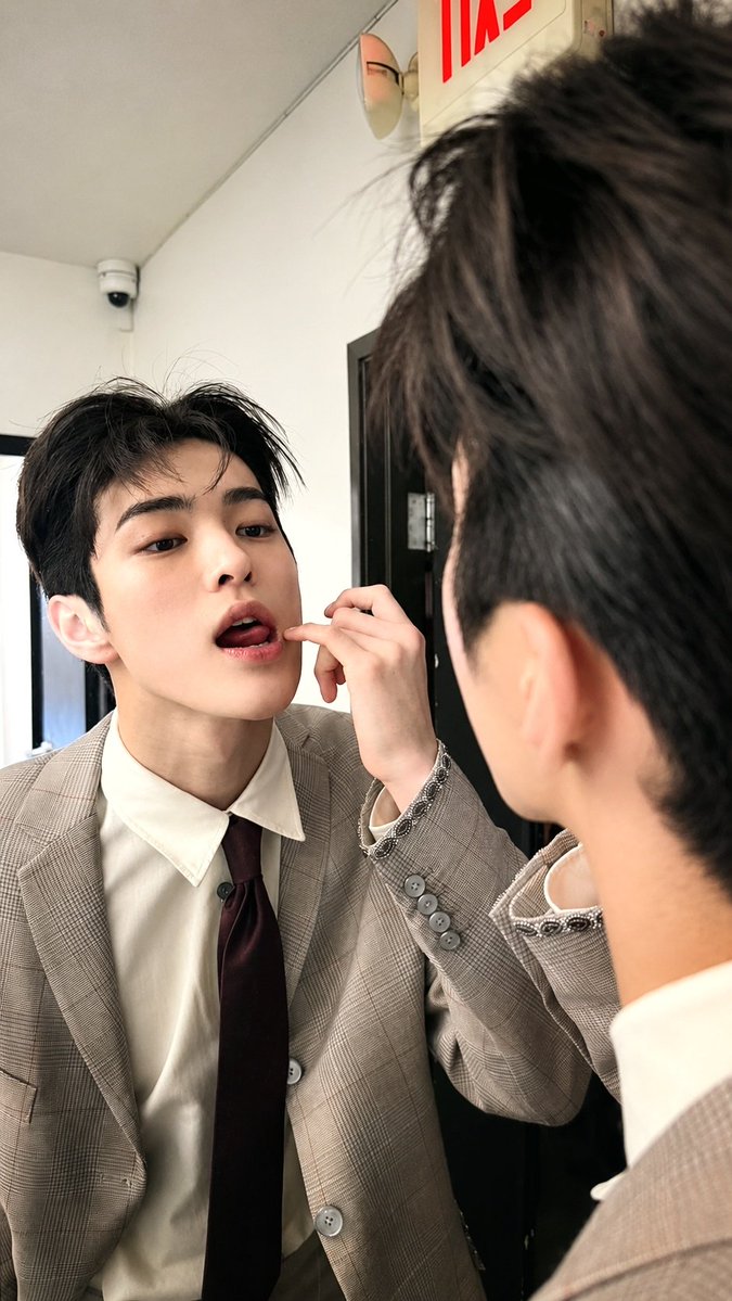 isawkono's tweet photo. #keonho https://t.co/so3GYrCREs
