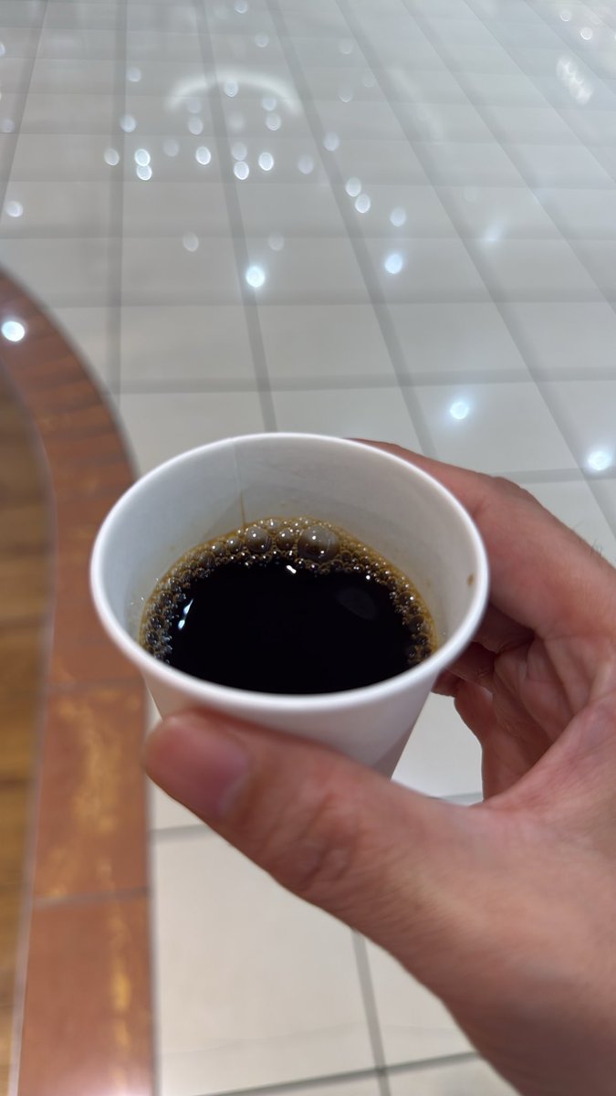 SeikaisouIn's tweet photo. 地元のイオンにきたついでに、巷で噂のポケモンコラボしてるスタバに寄ってみたのだが、勿論、残っているとは思っておらず実際残ってなかったので、速攻店を出たのだが、わざわざ店員のお姉さんが声掛けてくれて試飲にコーヒーくれた☕️
ありがとうスタバの優しいお姉さん!! https://t.co/RCwr17mEzv