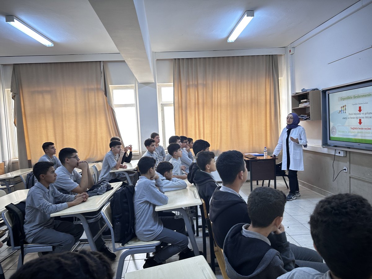 aihl_h's tweet photo. Okulumuzda, Diyetisyen Büşra Şahin tarafından öğrencilerimize yönelik “Dengeli Beslenme” konulu seminer gerçekleştirildi.

Katkıları için kendisine teşekkür ederiz. 🌿
@Oguzeli_mem @MustafaBozgyk27 https://t.co/GyN2Lo5khB