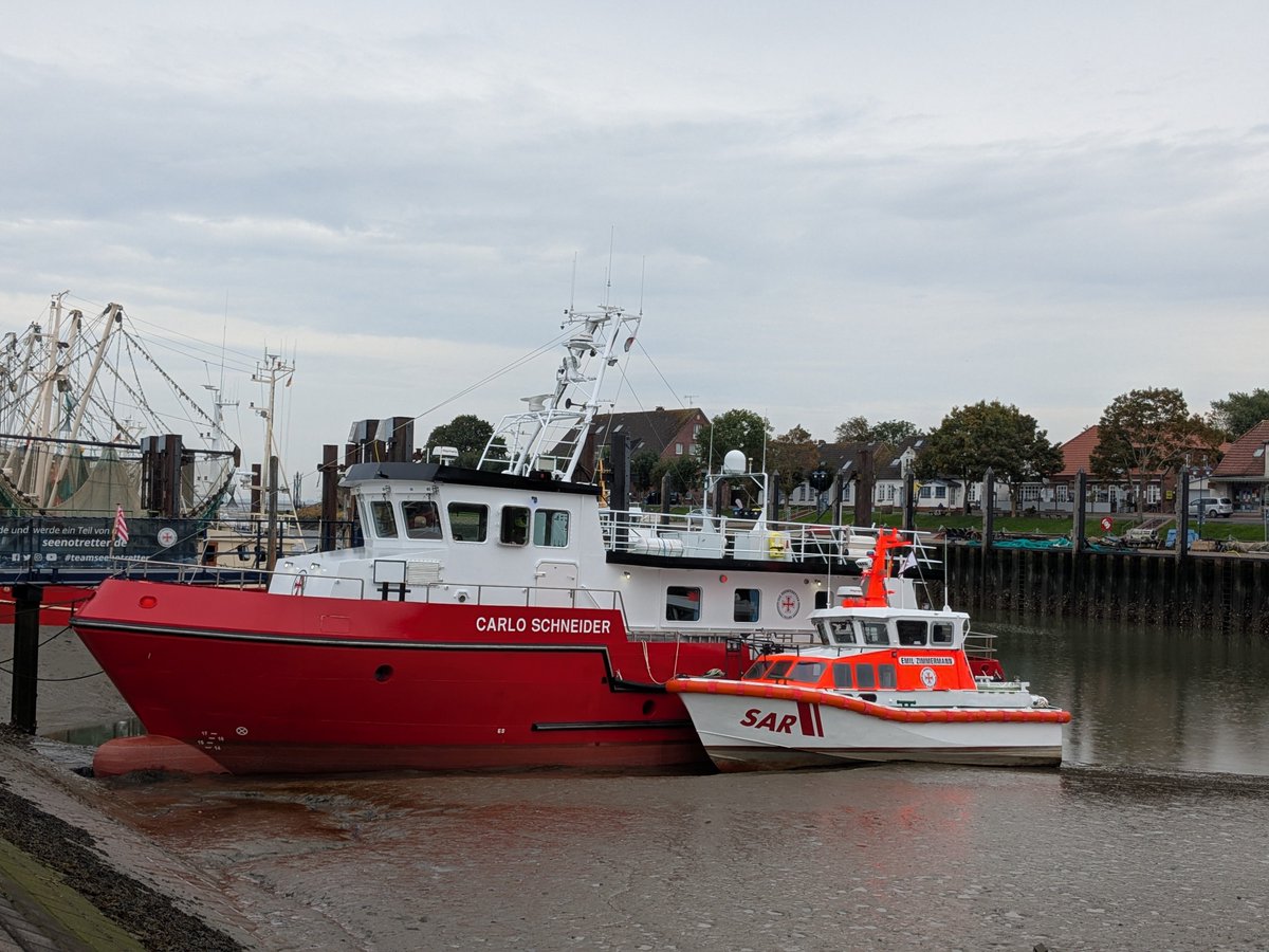 Nordwestroute's tweet photo. Moin aus Butjadingen... Mit Besuch von Carlo Schneider.

#Fedderwardersiel #butjadingen #nordsee #wesermarsch #Burhave #tossens #eckwarderhörne #Ruhwarden #dgzrs https://t.co/gurrMLBpT5