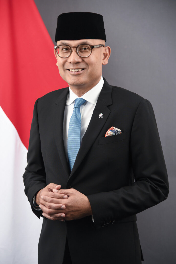 TxtdariHI's tweet photo. @Kemlu_RI kembali ke marwahnya ✨

Selamat bertugas pak @Menlu_RI H.E Arrmanatha Nasir 🫡 https://t.co/uAe4FMNTNs