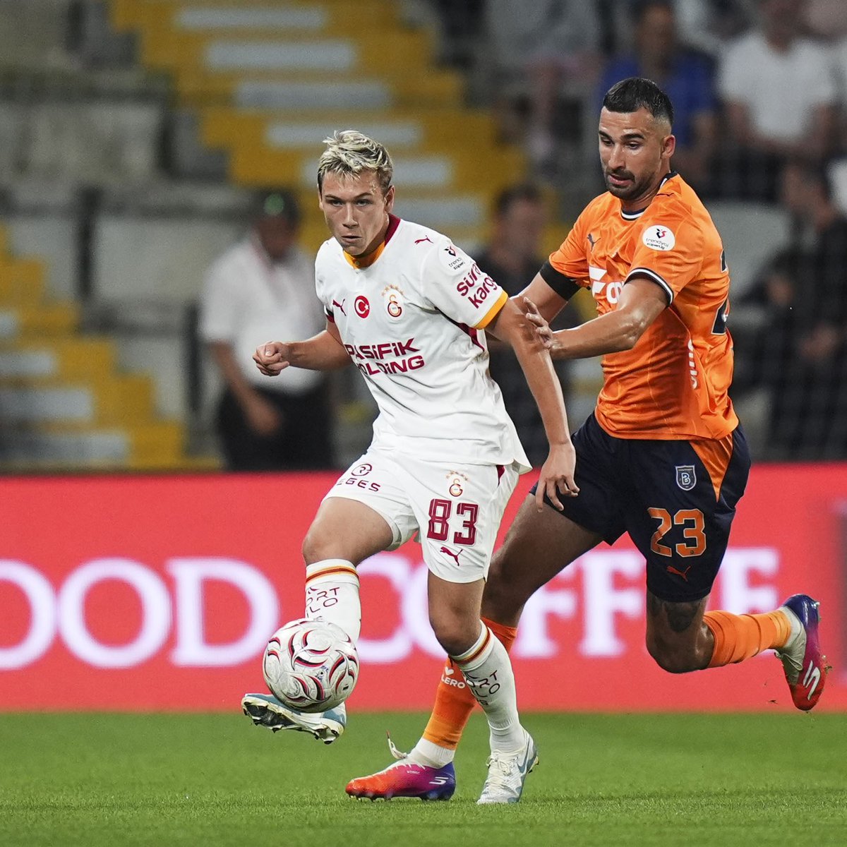 demarkesports's tweet photo. Aleksey Batrakov: "Aslında şu sıralar oyun oynamaya hiç vaktim yok. Takımda hepimize EA FC27 CD'si verdiler ama ben daha bilgisayarımı ve PlayStation'ımı İstanbul'a getirmedim. Şu anda sanal futbola değil, gerçek futbola odaklanıyorum." (SE) https://t.co/461Rx3jGUZ