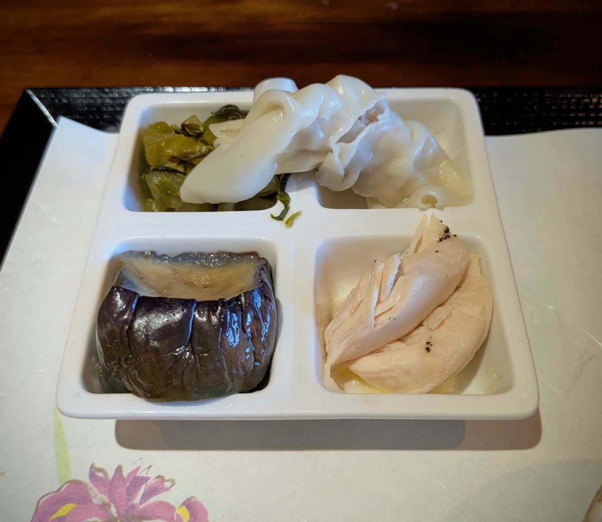 797binbo's tweet photo. #高円寺 #koenji #tokyo
#石川
牛すじ煮込み定食 1,200円
小松菜、味が染みた大根、揚げ豆腐。そして主役は、大ぶりな牛すじ。ゴロゴロとしたブツ感たっぷりの見た目でスジの心地よい弾力を残しながらも肉柔らかく凝縮された牛肉の旨味が口いっぱいに広がります。
#ランチ #昼飯 #lunch #定食 #setmeal https://t.co/O7Z8QlPtvx