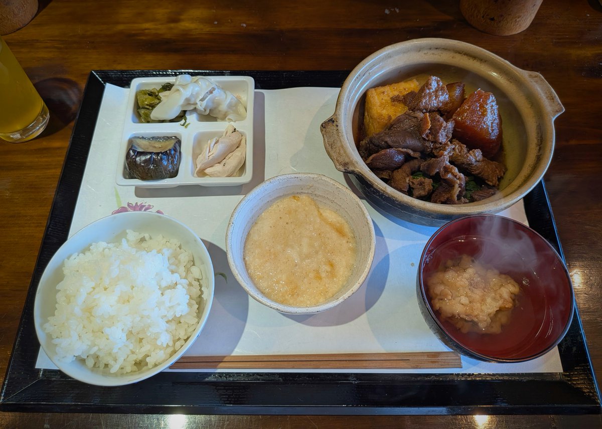 797binbo's tweet photo. #高円寺 #koenji #tokyo
#石川
牛すじ煮込み定食 1,200円
小松菜、味が染みた大根、揚げ豆腐。そして主役は、大ぶりな牛すじ。ゴロゴロとしたブツ感たっぷりの見た目でスジの心地よい弾力を残しながらも肉柔らかく凝縮された牛肉の旨味が口いっぱいに広がります。
#ランチ #昼飯 #lunch #定食 #setmeal https://t.co/O7Z8QlPtvx