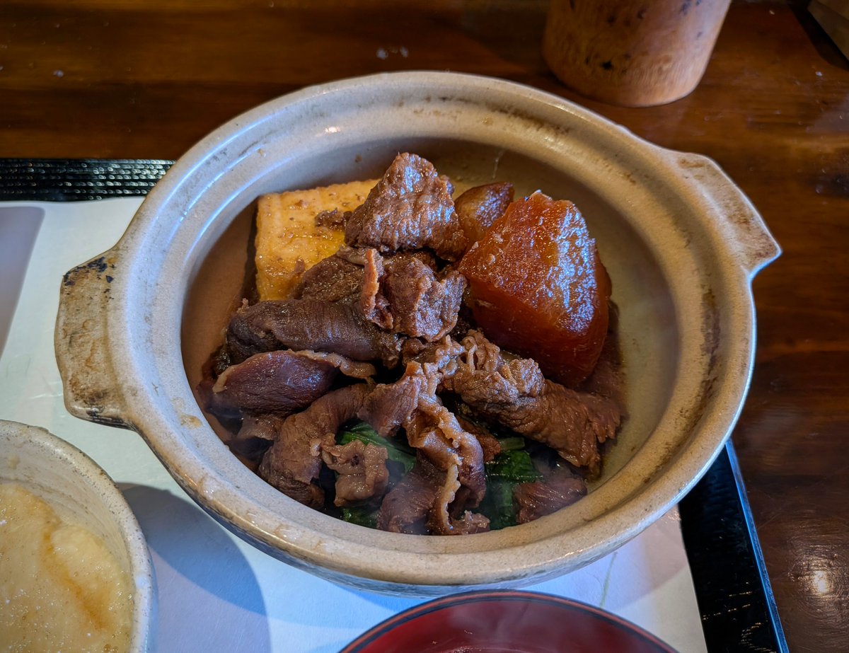 797binbo's tweet photo. #高円寺 #koenji #tokyo
#石川
牛すじ煮込み定食 1,200円
小松菜、味が染みた大根、揚げ豆腐。そして主役は、大ぶりな牛すじ。ゴロゴロとしたブツ感たっぷりの見た目でスジの心地よい弾力を残しながらも肉柔らかく凝縮された牛肉の旨味が口いっぱいに広がります。
#ランチ #昼飯 #lunch #定食 #setmeal https://t.co/O7Z8QlPtvx