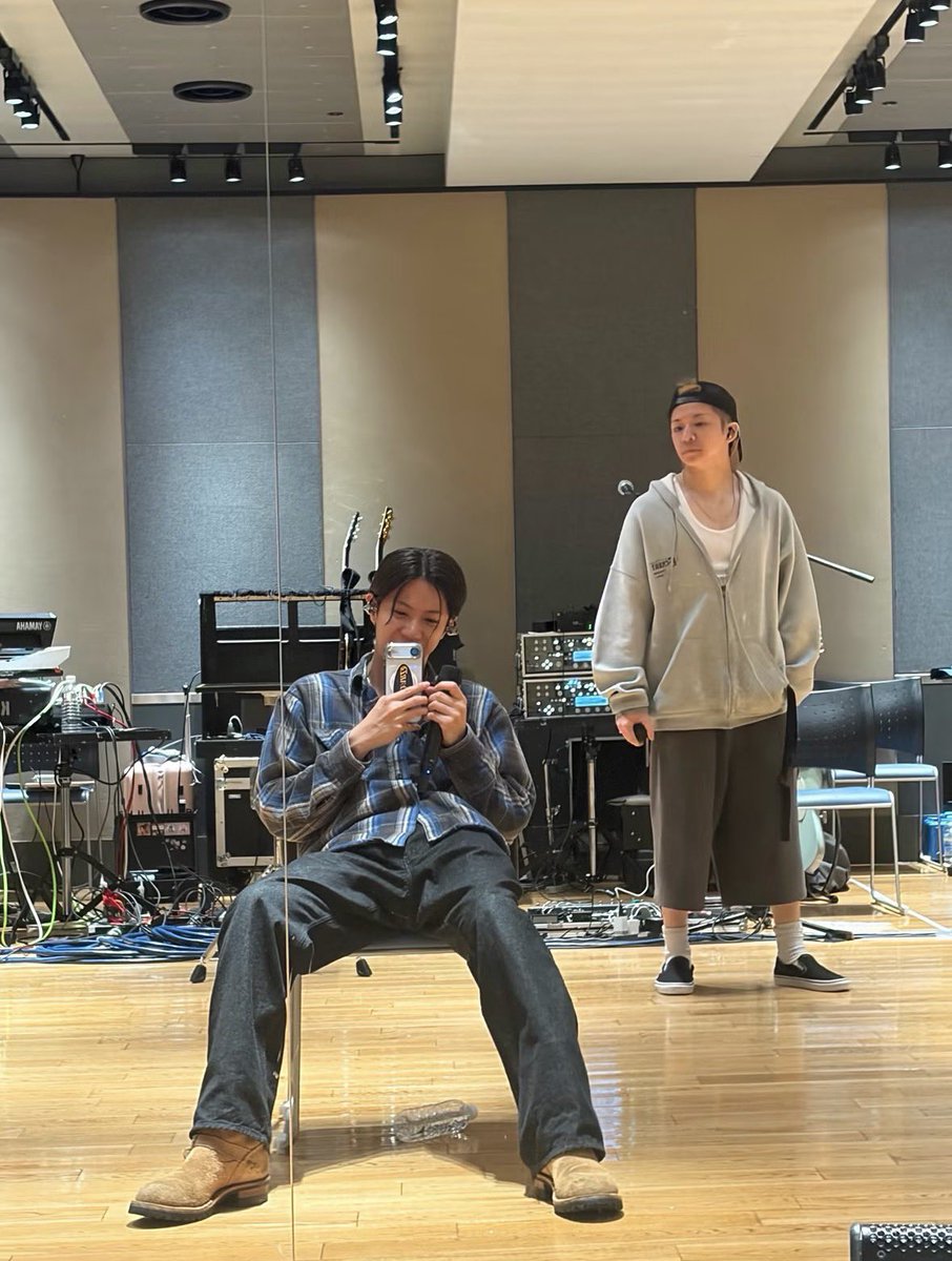 souchi0420's tweet photo. 神くんのインスタに映り込んでる岸くんのかわいいこと！！！笑
10月は神くん誕生月だね！神くんも自分の誕生日楽しみにしてるんだろうなー😁 https://t.co/igG8mq3elm
