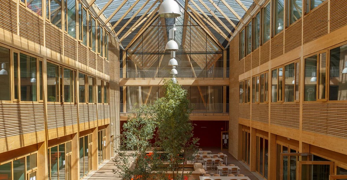 DamienRieu's tweet photo. Le Lycée Nelson-Mandela (sic) de Nantes qui est en train de partir en fumée est tout neuf (2014), à « énergie positive » en bois et a coûté 77 millions d’euros. https://t.co/fATcbB4GLH