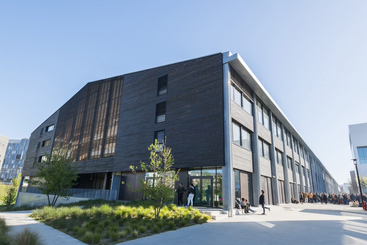 DamienRieu's tweet photo. Le Lycée Nelson-Mandela (sic) de Nantes qui est en train de partir en fumée est tout neuf (2014), à « énergie positive » en bois et a coûté 77 millions d’euros. https://t.co/fATcbB4GLH