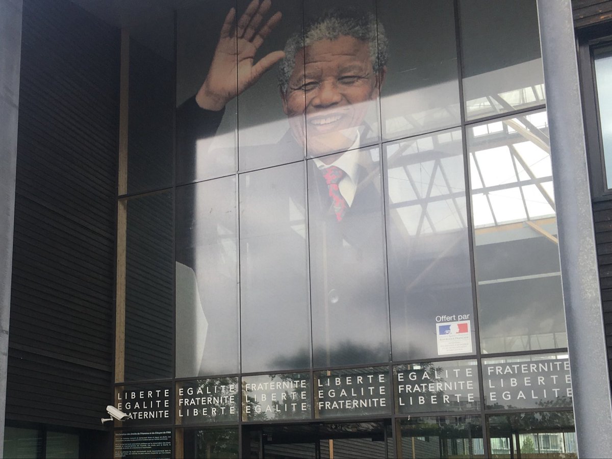 DamienRieu's tweet photo. Le Lycée Nelson-Mandela (sic) de Nantes qui est en train de partir en fumée est tout neuf (2014), à « énergie positive » en bois et a coûté 77 millions d’euros. https://t.co/fATcbB4GLH
