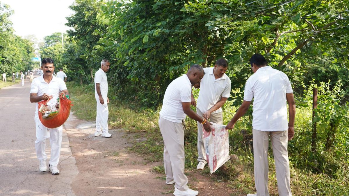 CtcGwalior's tweet photo. #SwachhataHiSeva 2026 | Ek Din, Ek Ghanta, Ek Saath

IG Shri A.K. Singh, CTC Gwalior led troops in cleaning the market area &amp; approach road outside Gate-2, CRPF Campus, Gwalior.

Interacted with shopkeepers &amp; children on waste segregation. https://t.co/yCqwLBqfrU