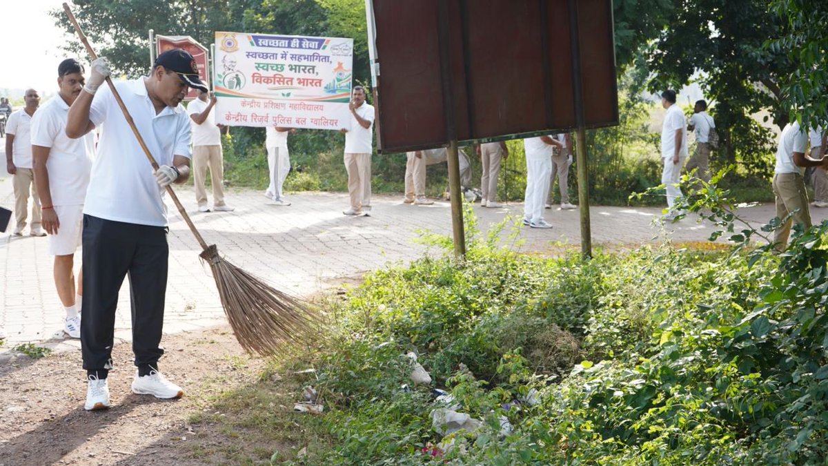 CtcGwalior's tweet photo. #SwachhataHiSeva 2026 | Ek Din, Ek Ghanta, Ek Saath

IG Shri A.K. Singh, CTC Gwalior led troops in cleaning the market area &amp; approach road outside Gate-2, CRPF Campus, Gwalior.

Interacted with shopkeepers &amp; children on waste segregation. https://t.co/yCqwLBqfrU