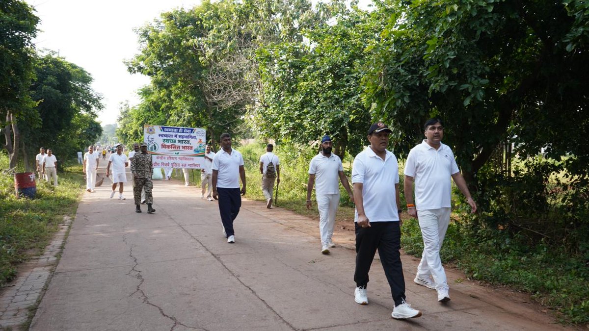 CtcGwalior's tweet photo. #SwachhataHiSeva 2026 | Ek Din, Ek Ghanta, Ek Saath

IG Shri A.K. Singh, CTC Gwalior led troops in cleaning the market area &amp; approach road outside Gate-2, CRPF Campus, Gwalior.

Interacted with shopkeepers &amp; children on waste segregation. https://t.co/yCqwLBqfrU