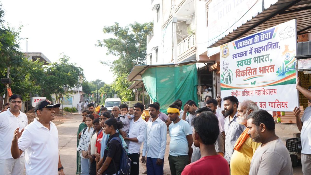 CtcGwalior's tweet photo. #SwachhataHiSeva 2026 | Ek Din, Ek Ghanta, Ek Saath

IG Shri A.K. Singh, CTC Gwalior led troops in cleaning the market area &amp; approach road outside Gate-2, CRPF Campus, Gwalior.

Interacted with shopkeepers &amp; children on waste segregation. https://t.co/yCqwLBqfrU