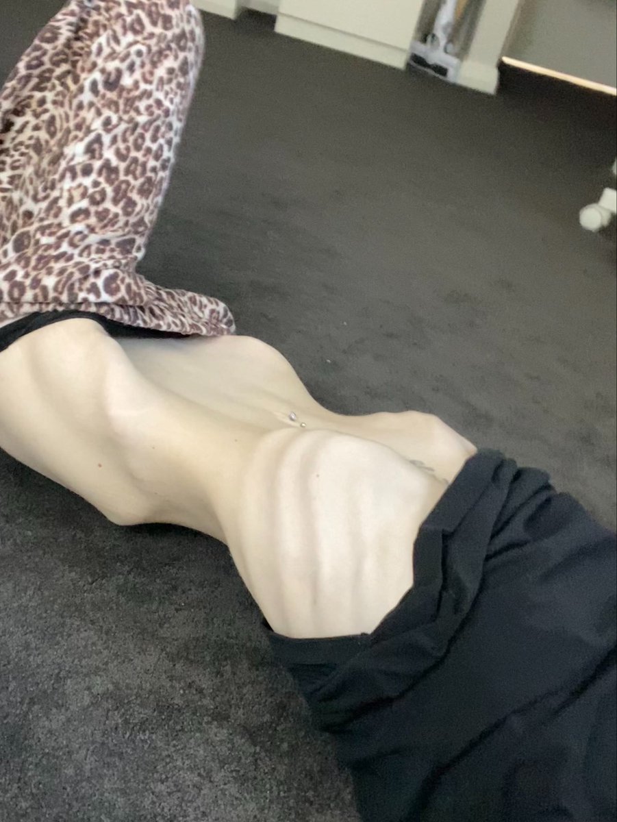 scarjoluvv's tweet photo. Why does my waist look huge 😀🔫

#edrtwtㅤ https://t.co/KCkGoyJHp2