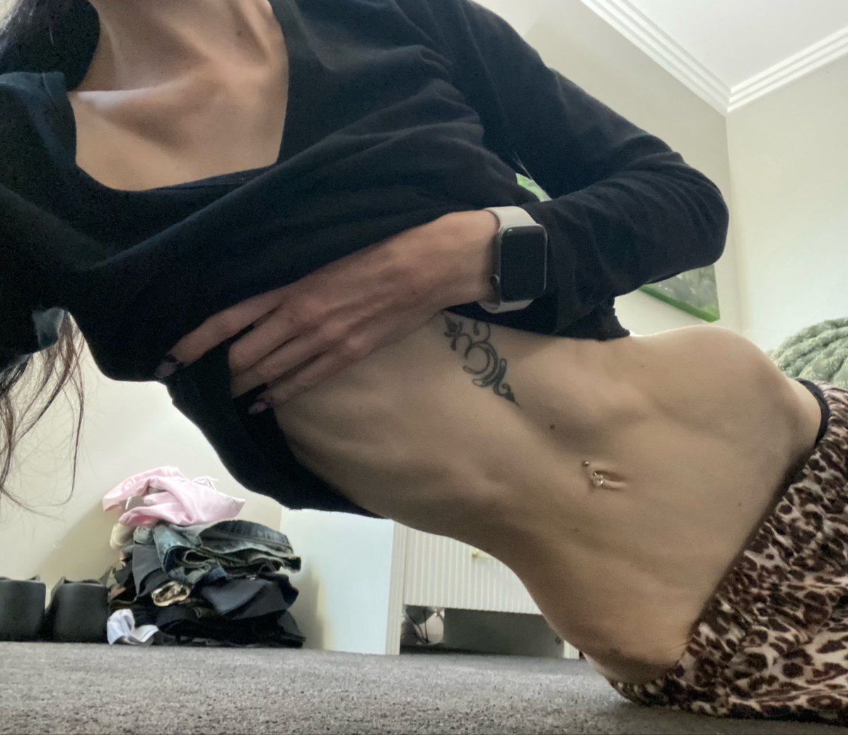 scarjoluvv's tweet photo. Why does my waist look huge 😀🔫

#edrtwtㅤ https://t.co/KCkGoyJHp2