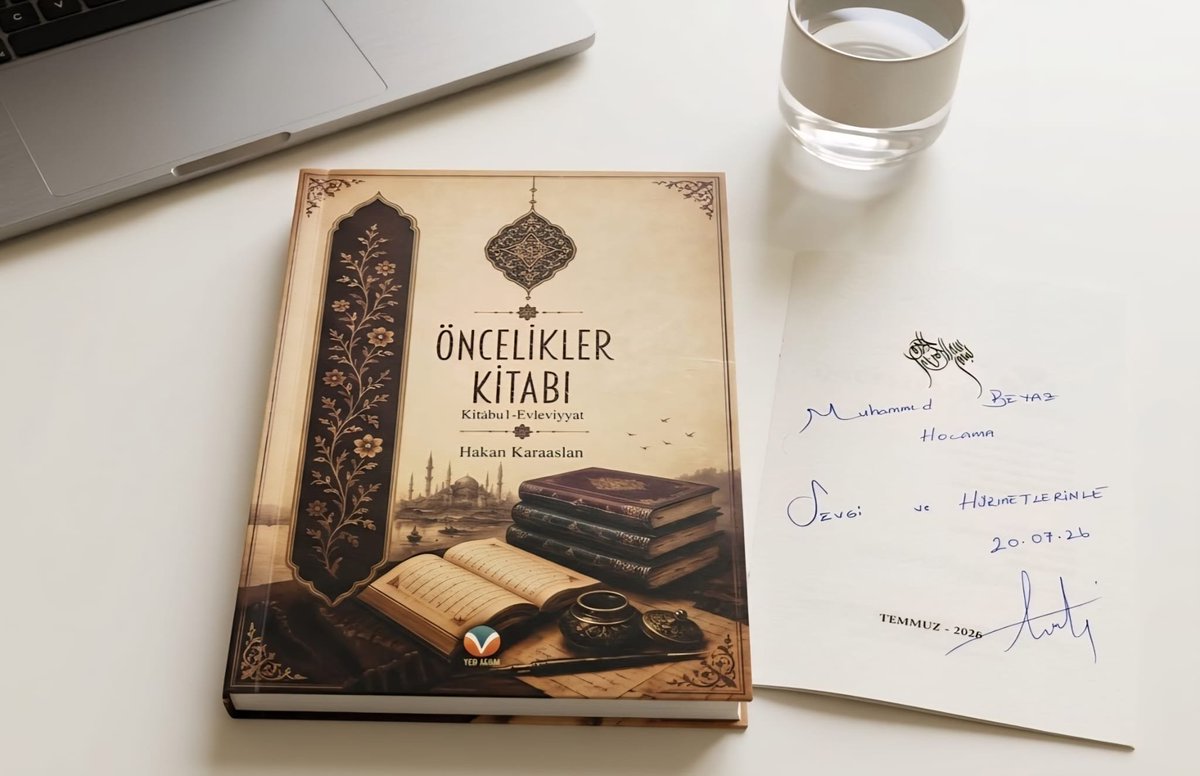 ogrensonrakonus's tweet photo. Öncelikler Kitabı – Kitâbü’l-Evleviyyât

Hakan Karaaslan’ın kaleme aldığı Öncelikler Kitabı, dinî hayatımızda öncelik verilmesi gereken meseleleri ele alan, dili sade ve anlaşılır bir çalışma.

Kitabın dikkat çeken yönlerinden biri, müellifin kendi değerlendirmelerini merkeze almak yerine; âyet, hadis ve âlimlerin sözlerinden hareketle hangi meselelerin önce gelmesi gerektiğini ortaya koymaya çalışması. Kur’an’da öncelikler, sünnette öncelik, ilimde öncelik, ilimde tedricilik, amelde öncelik, davette ve ümmette öncelik gibi başlıklar altında meseleleri ele alıyor.

Özellikle bu alana yeni başlayanların rahatlıkla okuyabileceği bir üsluba sahip. Ağır ilmî tartışmalara girmeden, okuyucuyu “Neyi, neyin önüne koymalıyım?” sorusu üzerinde düşünmeye sevk eden bir çalışma olmuş.

İlim yolculuğunun başlangıç seviyesinde olanlar için istifade edilebilecek, üzerinde düşünülmesi gereken bazı temel meseleleri bir araya getiren güzel bir eser.

Bu güzel eseri hediye eden Hakan Karaaslan (@Ihknkrsln) hocamıza teşekkür ediyor, çalışmalarında başarılar diliyorum. Cenâb-ı Allah kitabını istifadeli ve bereketli kılsın.