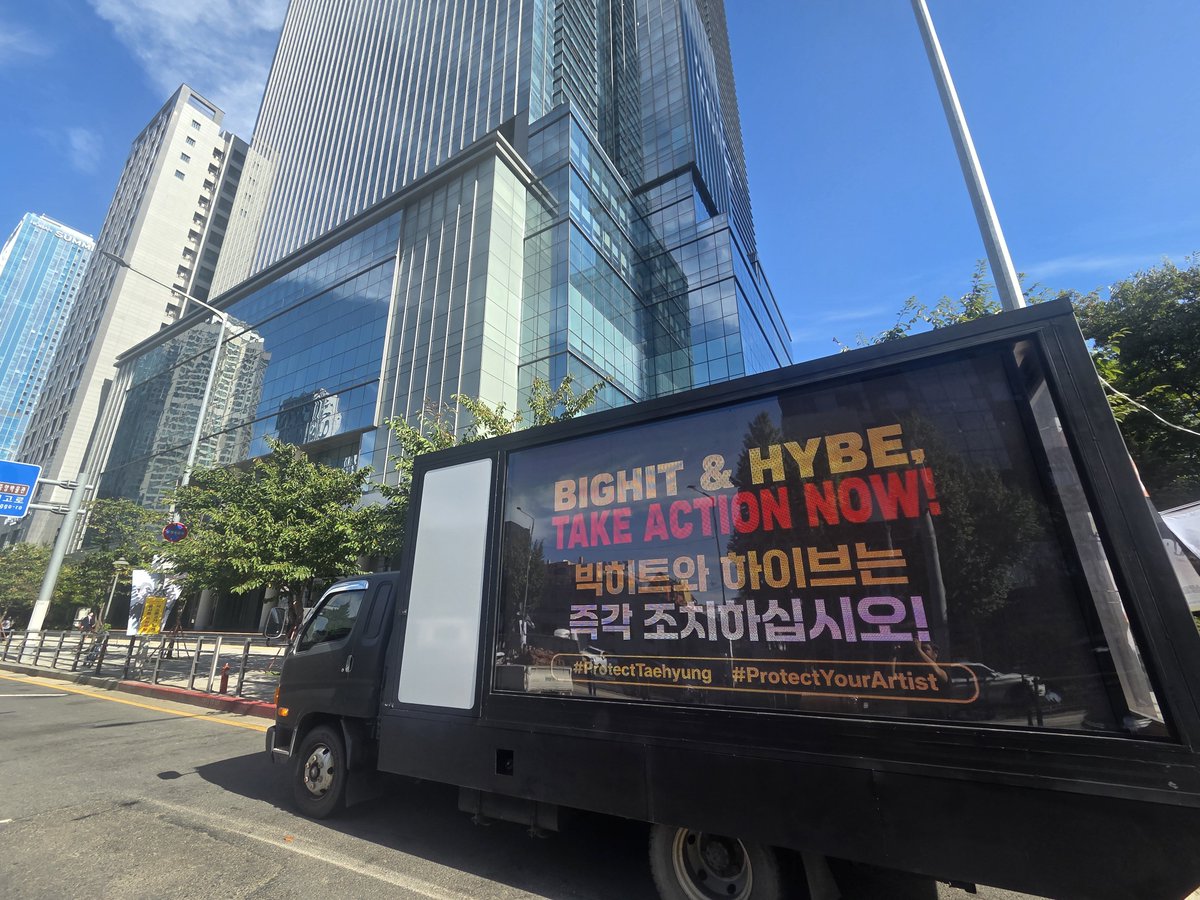 Protect_THV's tweet photo. Our truck is still there, it's shining, please continue raising the voice. 

WE DEMAND HYBE/BIGHIT 
TAKE THESE THREATS SERIOUSLY!
@HYBEOFFICIALtwt @bts_bighit 
PROTECT TAEHYUNG 
PROTECT YOUR ARTIST
BIGHIT AND HYBE TAKE ACTION
#ProtectTaehyung #ProtectYourArtist https://t.co/WTIquRR0es