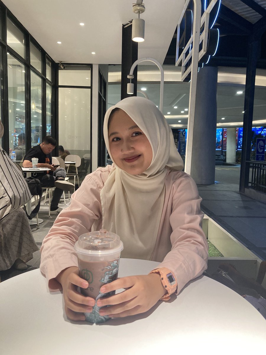 melcveyuh's tweet photo. next time foto pake fake nails deh biar ga boring https://t.co/COVX6P2jTP