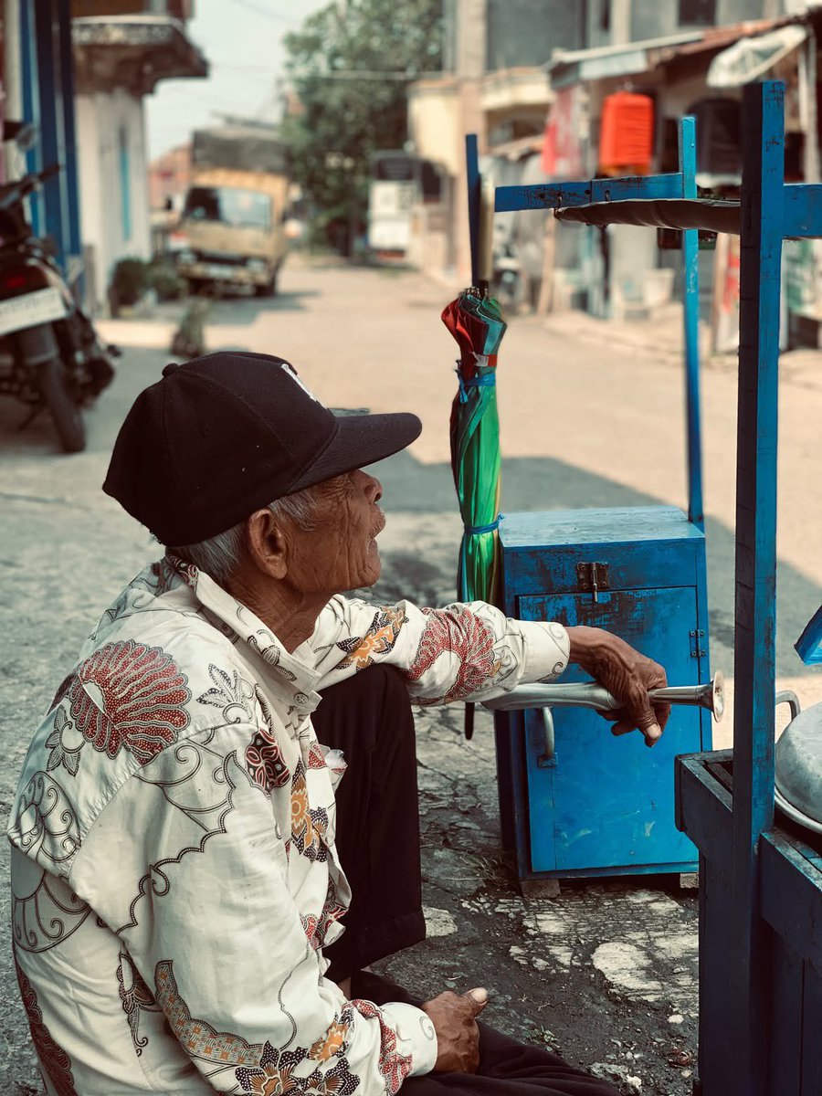 mamahmuda1_'s tweet photo. Teman2  Kalo ketemu beliau dibantu larisin daganganya ya. Beliau dagang salome legend. Rasanya nostalgic waktu jaman2ku masih SD. Kali ini aku banyak2 cerita dengan beliau. Aslinya gondang tapi nggak tau tepatnya dimana. Dari pagi berangkat jam 6 sampai sekarang (jam 10) baru dapet uang 5rb. Jalan dari gondang sampai ke pasar kertek keliling pringapus nggak ada yang beli. Alhamdulillah aku ada rezeki sedikit aku kasih ke simbah bilang terimakasihnya nggak berhenti henti 🥲