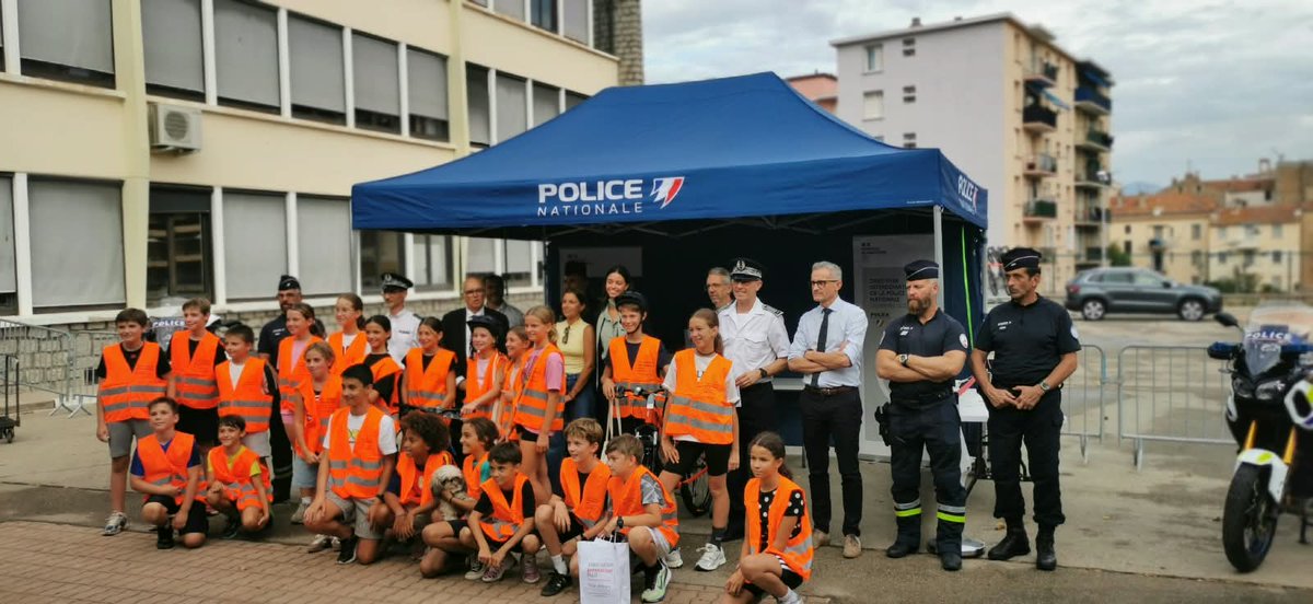 Image de Préfet de Corse préfet de Corse-du-Sud : Les élèves de CM2 d'Ajaccio, lauréats de l'attestation de première éducation à la route, reçoivent l