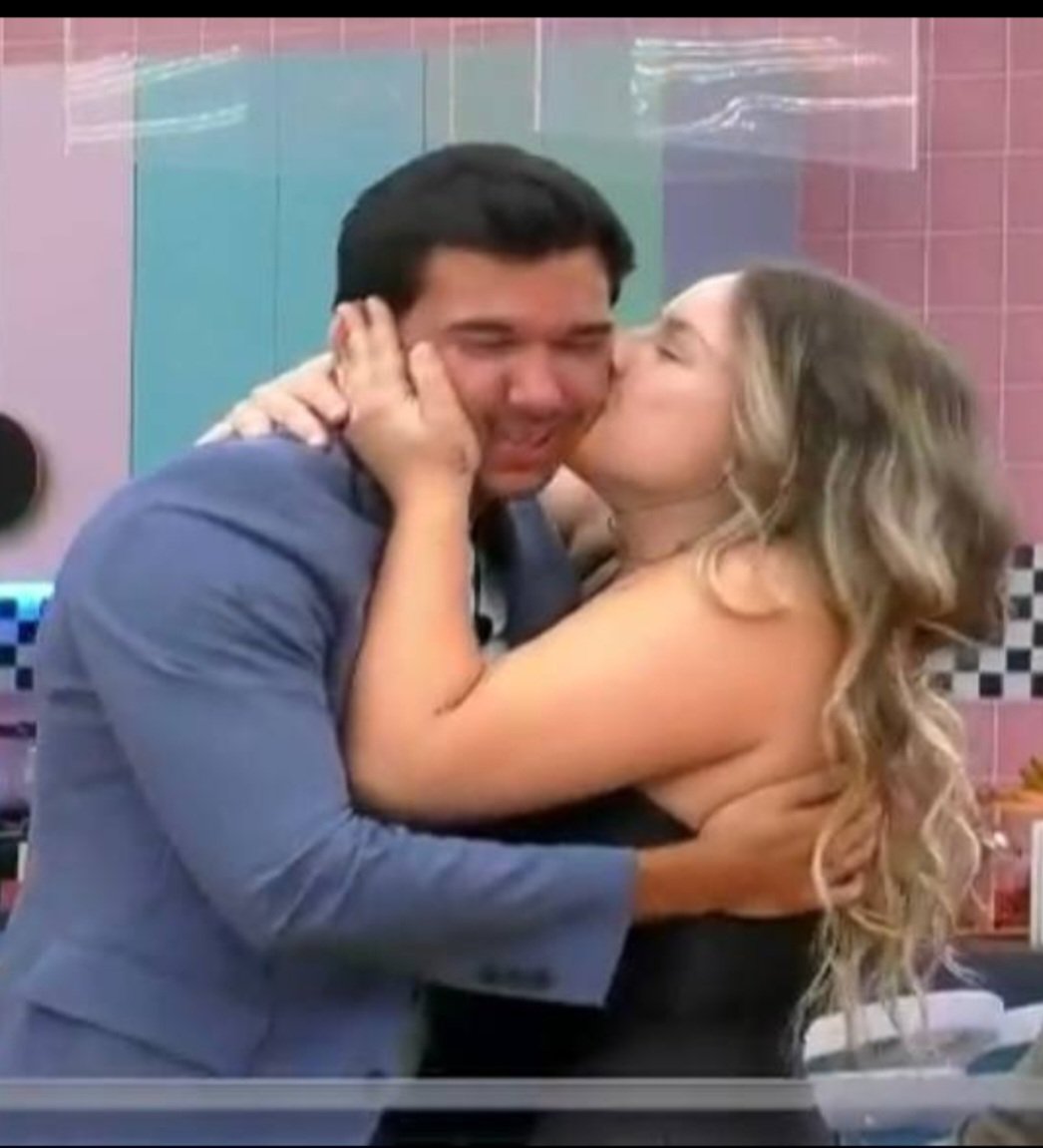 TeresaHenr68603's tweet photo. Saudadesssssss
O momento representado nesta foto diz tudo.🫠
Complicidada, lealdade, admiração, confiança, segurança e o beijinho com muita ternura e muito carinho🥰
Um Porto Seguro numa tempestade
Uma quimica surreal jamais vista num Realyti Show.❤️
@Saraalves__21 
@nunobbverao https://t.co/Fz3uFlSFvC
