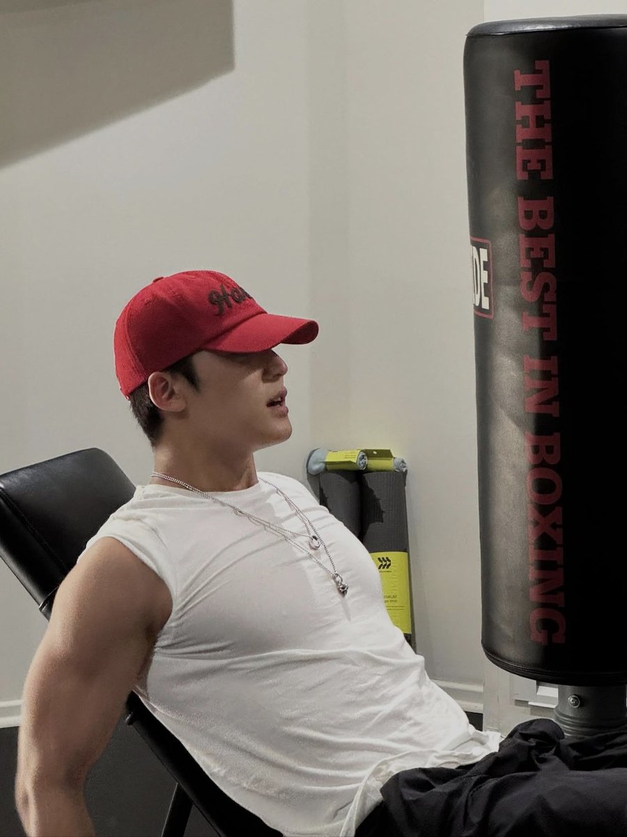 fuckroughael's tweet photo. Clocked in a bit late for Biceptember, but anyways, we are officially setting the tone for October. I am putting in the work so you have something good on your feed today haha! Humor me. sweethearts. You can only pick one to hold onto for the rest of the season: Chest or biceps? https://t.co/8f7Di3eBJ2