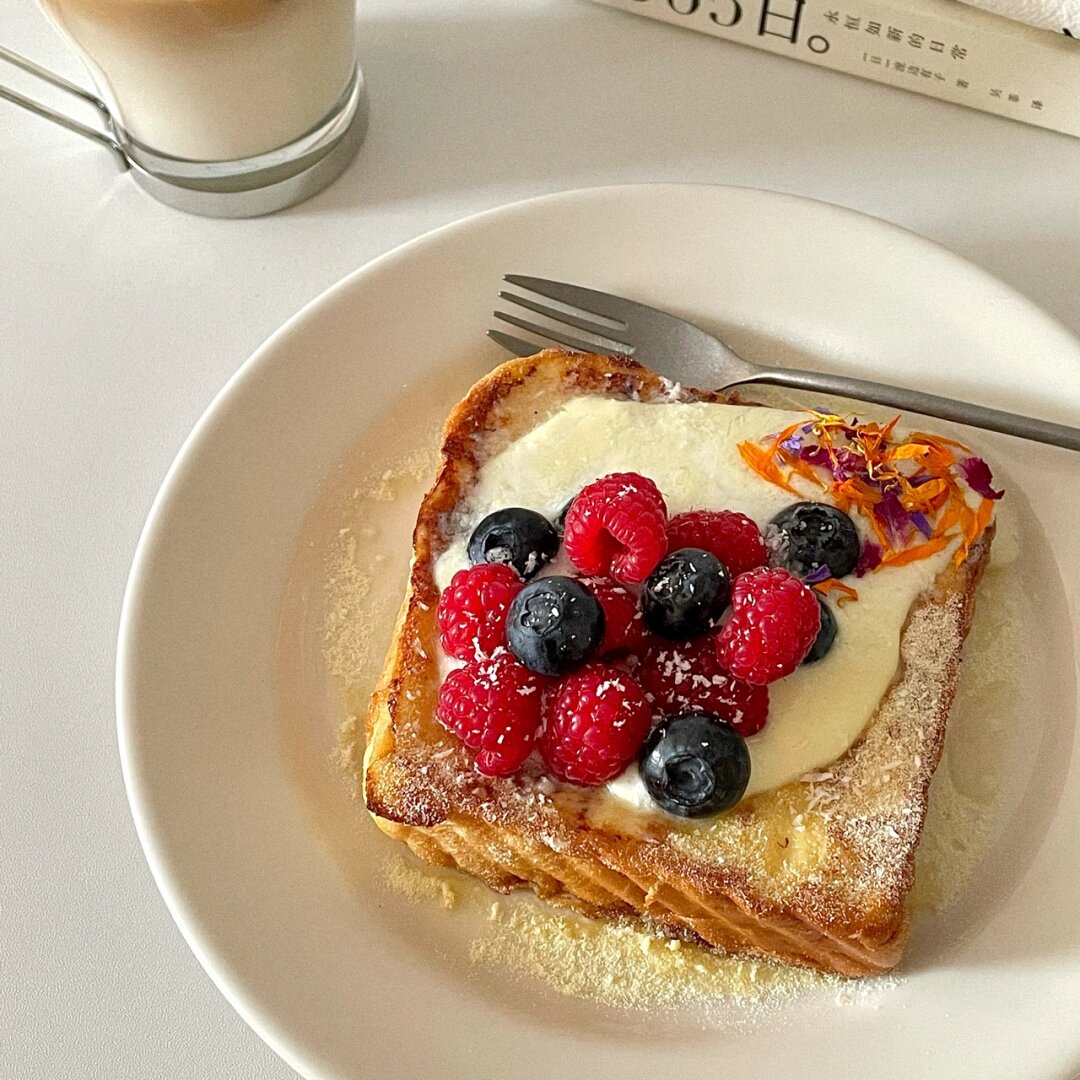 AlbertPierfkrp's tweet photo. [Woke up to this warm buttered toast with a dash of honey and fresh berries—simple, but exactly what my sleepy soul needed this morning. ]， https://t.co/w1n0FQFsxP