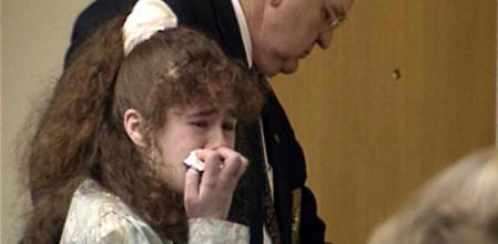 Daniel_Revenga's tweet photo. Se llama Christa Pike y aquí tiene 20 años. Acaba de escuchar su condena a muerte en el Tribunal Penal del condado de Knox, en Tennessee, el 30 de marzo de 1996. 

Más de 30 años después su caso ha reabierto el debate de la pena de muerte en EEUU.

Foto: LaPresse (vía AP) https://t.co/ZpCnMlSAZh