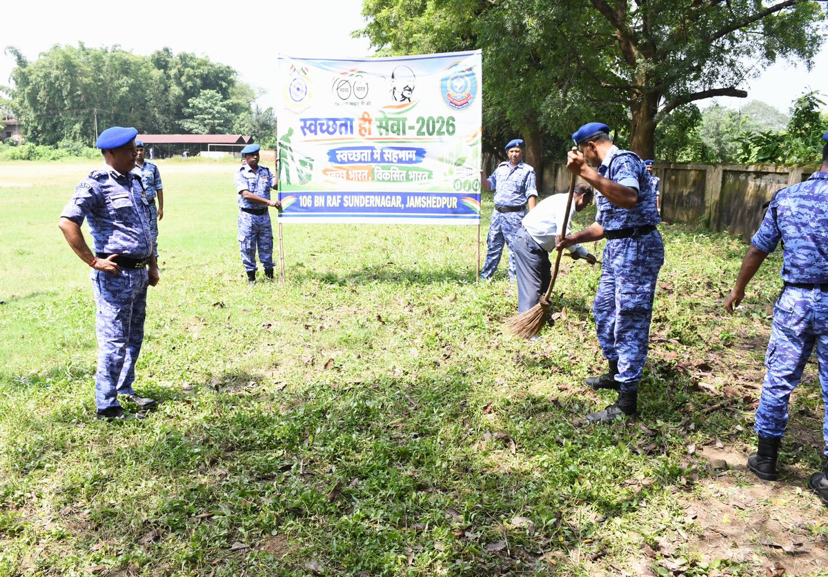 106BNRAF's tweet photo. 🧹🇮🇳 स्वच्छता ही सेवा (SHS) अभियान-2026 के अंतर्गत 01/10/2026 को #106RAF के कमांडेंट श्री राजीव कुमार के नेतृत्व में अधिकारियों एवं जवानों ने सिद्धू-कान्हू मेमोरियल हाई स्कूल में “एक दिन, एक साथ, एक घंटा” श्रमदान कर स्वच्छता एवं पर्यावरण संरक्षण के प्रति जागरूकता का संदेश दिया।🇮🇳 https://t.co/Af3vlVah7L