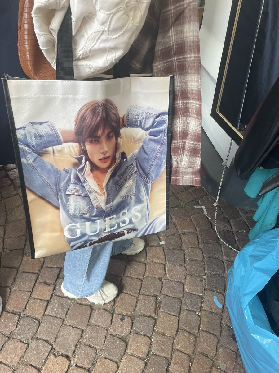 wonflevrs's tweet photo. Spottato hyunjin al mercatoooooo https://t.co/yXz4b6ZtHv