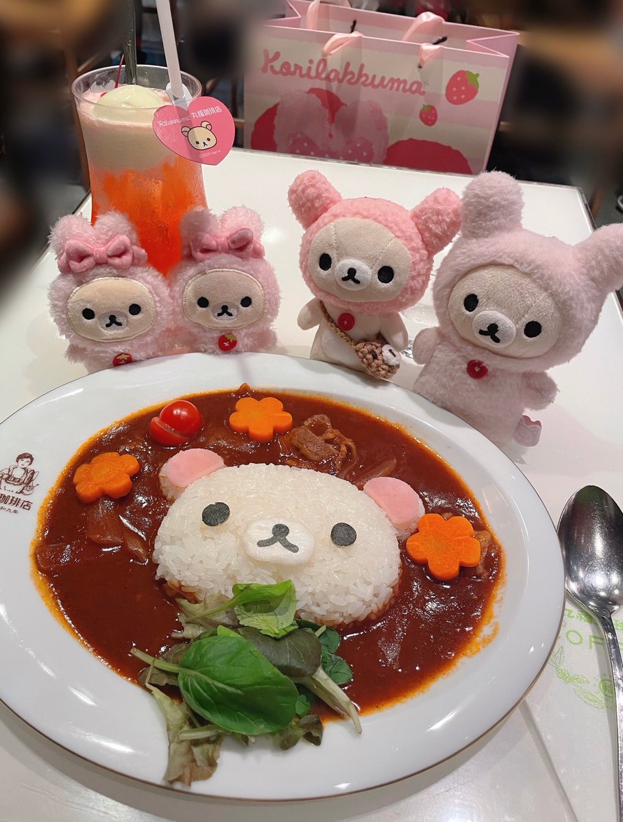 mochidot__'s tweet photo. 丸福珈琲×リラックマ☕️💓
自分の顔の食べ物ガン見させる構図可愛すぎてほんと好き🥺🥺
うさぎコリに囲まれるコリハヤシ🍛 https://t.co/DsW7yEGz1R