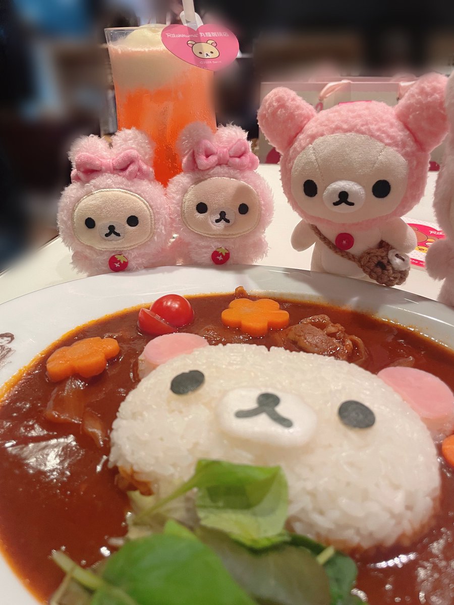 mochidot__'s tweet photo. 丸福珈琲×リラックマ☕️💓
自分の顔の食べ物ガン見させる構図可愛すぎてほんと好き🥺🥺
うさぎコリに囲まれるコリハヤシ🍛 https://t.co/DsW7yEGz1R