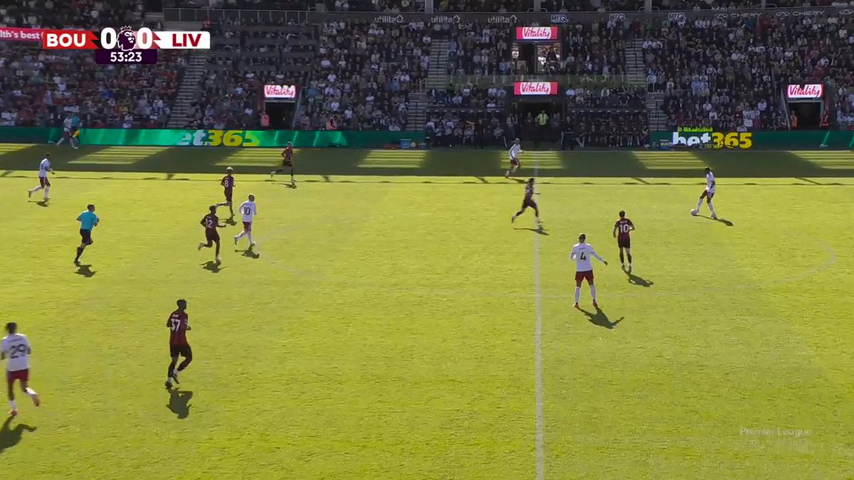 TFA_Analysis's tweet photo. Bournemouth are waiting for Jérémy Jacquet to pass short to his right.

He goes long to Gakpo instead. One pass takes Liverpool into the final third before the press can reset.

Why his passing range matters to Iraola’s Liverpool: https://t.co/YMjVEPu0M2 https://t.co/3yd5Wn853G