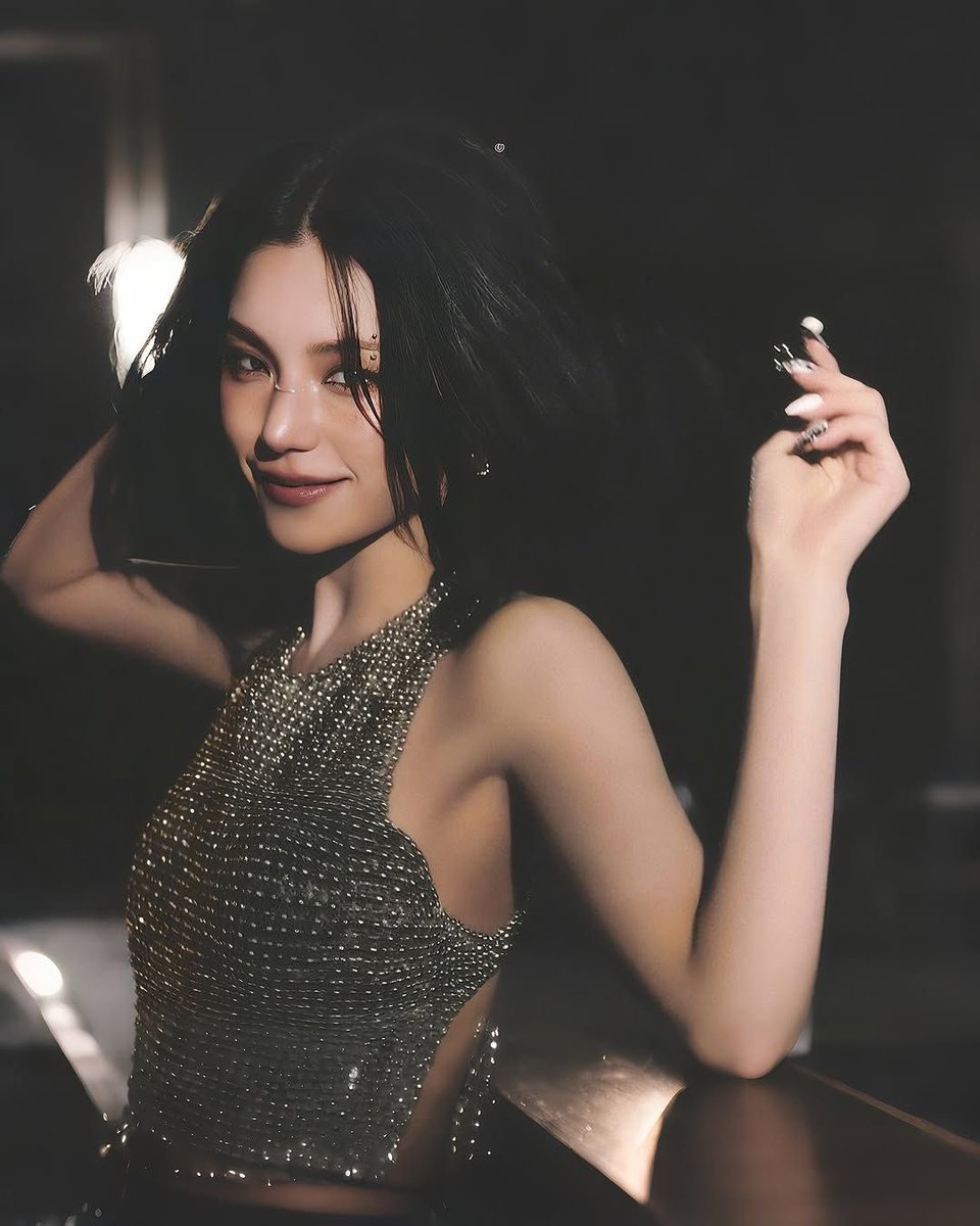 theitzypics's tweet photo. LETS GET THE TAGS TRENDING ‼️
rt + reply with your favourite solo song from YEJI 

YEJI IN FULL BLOOM
#YEJI #RogerVivierSS27 #VivierEnFleur https://t.co/gAZOccNegK