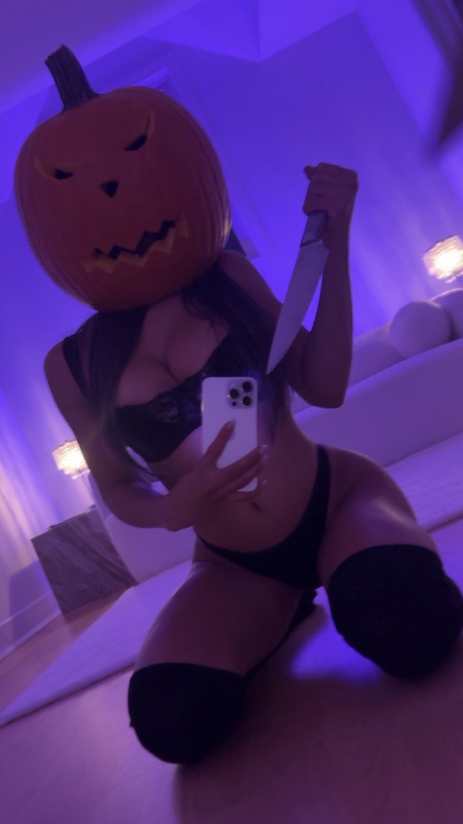 autumnxfallsx's tweet photo. happy october first 🎃 https://t.co/DEJ95NI43k