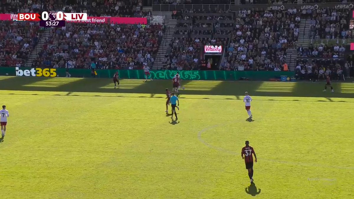 TFA_Analysis's tweet photo. Bournemouth are waiting for Jérémy Jacquet to pass short to his right.

He goes long to Gakpo instead. One pass takes Liverpool into the final third before the press can reset.

Why his passing range matters to Iraola’s Liverpool: https://t.co/YMjVEPu0M2 https://t.co/3yd5Wn853G
