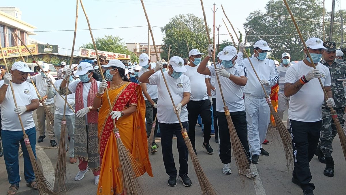 dc_garhwa's tweet photo. स्वच्छता ही सेवा-2026 के तहत ‘एक दिन, एक घंटा, एक साथ’ अभियान में जिले के पदाधिकारियों एवं कर्मियों ने चिनियाँ मोड़ से बीरेन्द्र तिवारी मार्ग तक श्रमदान किया।

इसके बाद ‘एक पेड़ मां के नाम’ के तहत समाहरणालय परिसर में पौधरोपण किया गया।🌱
@JharkhandCMO 
@prdjharkhand https://t.co/aZdRFybzTR