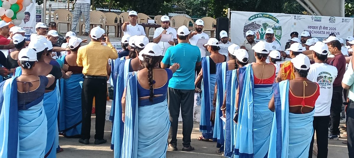 dc_garhwa's tweet photo. स्वच्छता ही सेवा-2026 के तहत ‘एक दिन, एक घंटा, एक साथ’ अभियान में जिले के पदाधिकारियों एवं कर्मियों ने चिनियाँ मोड़ से बीरेन्द्र तिवारी मार्ग तक श्रमदान किया।

इसके बाद ‘एक पेड़ मां के नाम’ के तहत समाहरणालय परिसर में पौधरोपण किया गया।🌱
@JharkhandCMO 
@prdjharkhand https://t.co/aZdRFybzTR