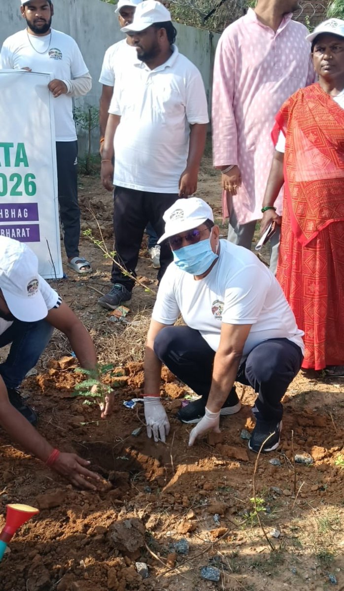 dc_garhwa's tweet photo. स्वच्छता ही सेवा-2026 के तहत ‘एक दिन, एक घंटा, एक साथ’ अभियान में जिले के पदाधिकारियों एवं कर्मियों ने चिनियाँ मोड़ से बीरेन्द्र तिवारी मार्ग तक श्रमदान किया।

इसके बाद ‘एक पेड़ मां के नाम’ के तहत समाहरणालय परिसर में पौधरोपण किया गया।🌱
@JharkhandCMO 
@prdjharkhand https://t.co/aZdRFybzTR