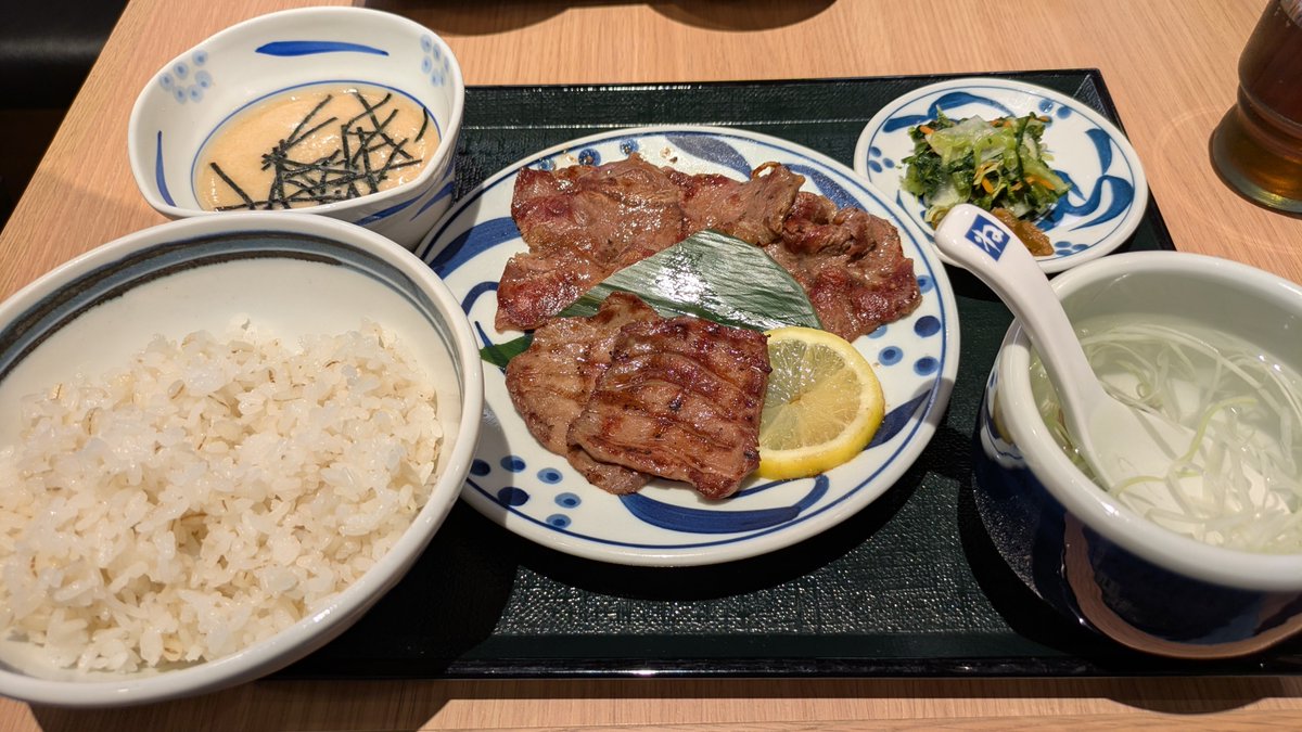 mhwroco's tweet photo. やまや食堂に行く気満々で11時半頃に着いたら、めちゃくちゃ並んでて11時オープンやし時間かかると思ったから、ずっと気になってた「牛たんとろろ麦めし ねぎし」さんへランチ🍽
牛たんはあんまり得意ではなかったんやけど、ここの牛たんめちゃくちゃ美味しかった！
とろろ麦飯も最＆高 
また行きたい! https://t.co/2N4g4pKWdE