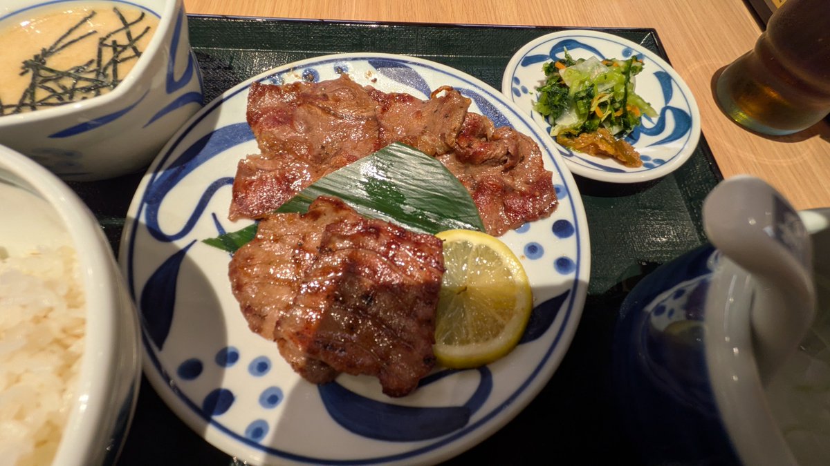 mhwroco's tweet photo. やまや食堂に行く気満々で11時半頃に着いたら、めちゃくちゃ並んでて11時オープンやし時間かかると思ったから、ずっと気になってた「牛たんとろろ麦めし ねぎし」さんへランチ🍽
牛たんはあんまり得意ではなかったんやけど、ここの牛たんめちゃくちゃ美味しかった！
とろろ麦飯も最＆高 
また行きたい! https://t.co/2N4g4pKWdE