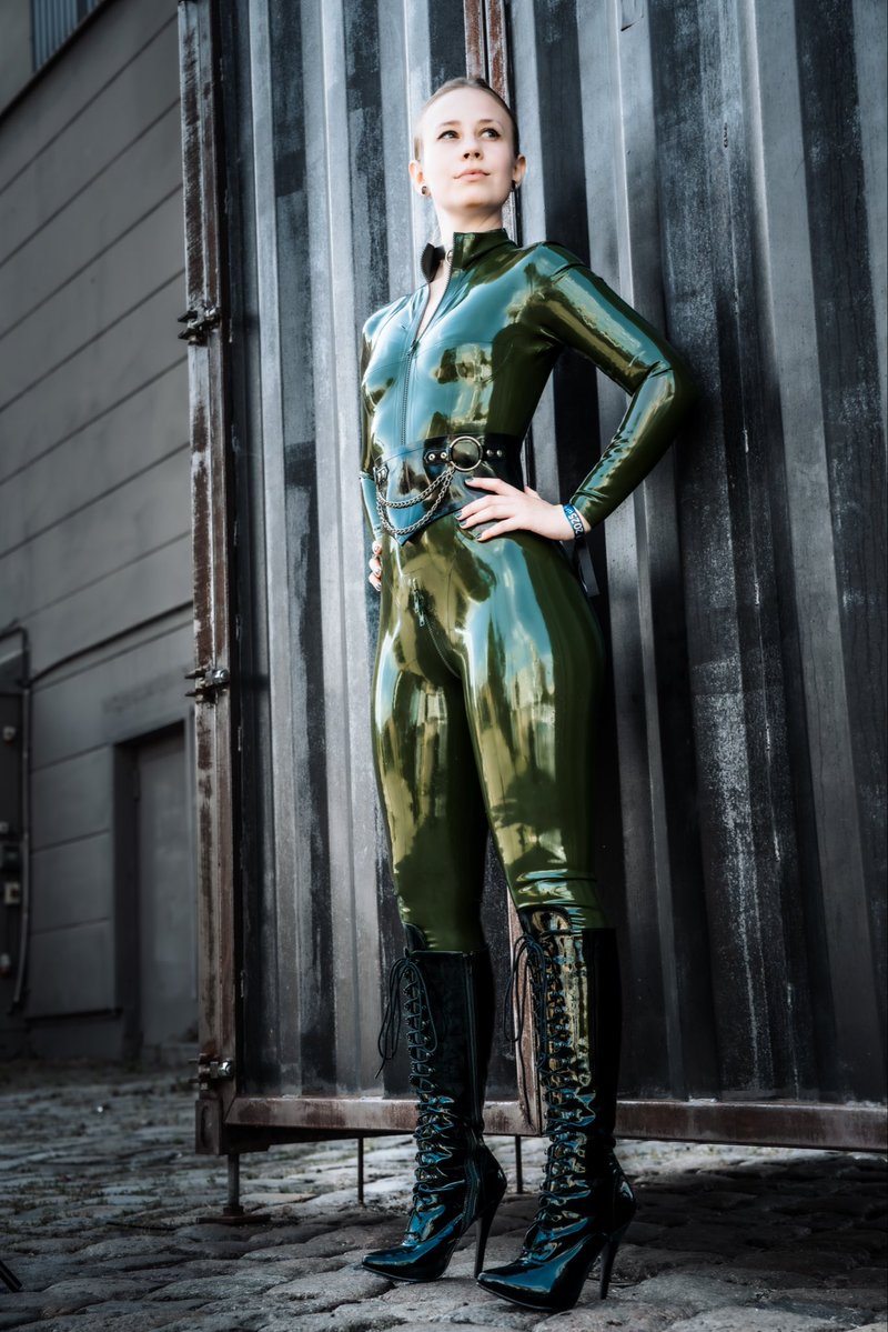 LillyVanilli_'s tweet photo. Good morning 💚✨ #latex #latexcatsuit #shooting https://t.co/Cen0hZi4OL
