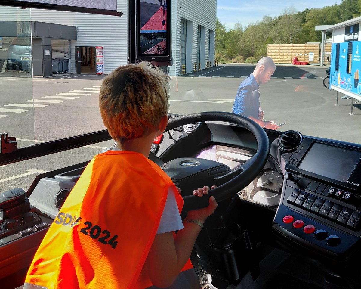 TransdevIDF's tweet photo. 🚍📍A l'occasion des @JEP + de 3⃣0⃣0⃣ Franciliens et élus ont découvert lors d'une visite de COB les coulisses des territoires de @Vexin_IDFM @Mtmorency_IDFM @Envol_IDFM @MeauxOurcq_IDFM @Loing_IDFM @Melun_IDFM @MarneSeine_IDFM et du secteur de l'Ourcq pour @IDFmobilites https://t.co/x39SD5Btje