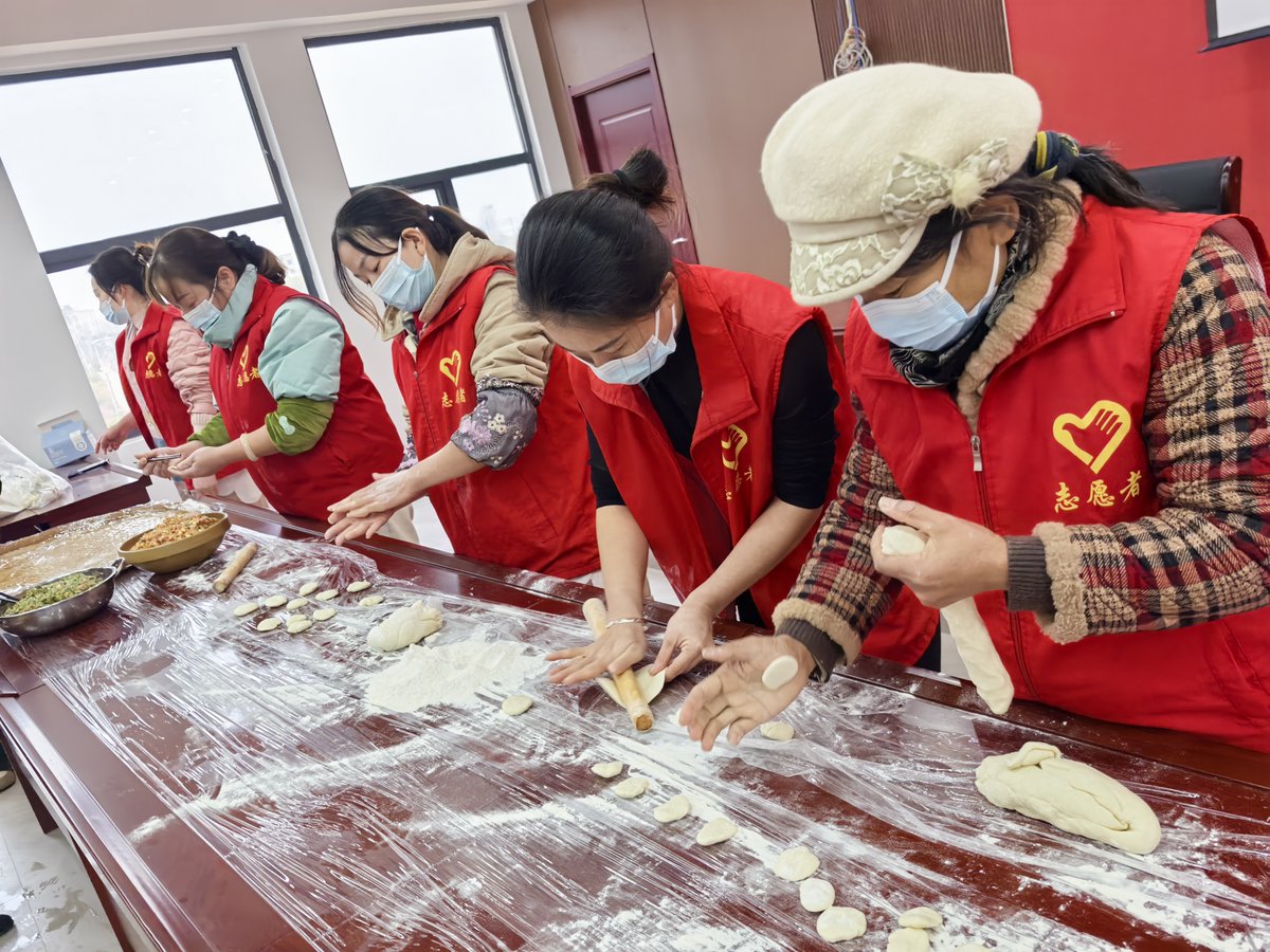 RouteRoad7akt's tweet photo. Today I joined the community food bank volunteer team, packing meals for 80+ local elderly in need. Warm hands, full hearts, small acts make big differences ， https://t.co/hE7Px2Esou
