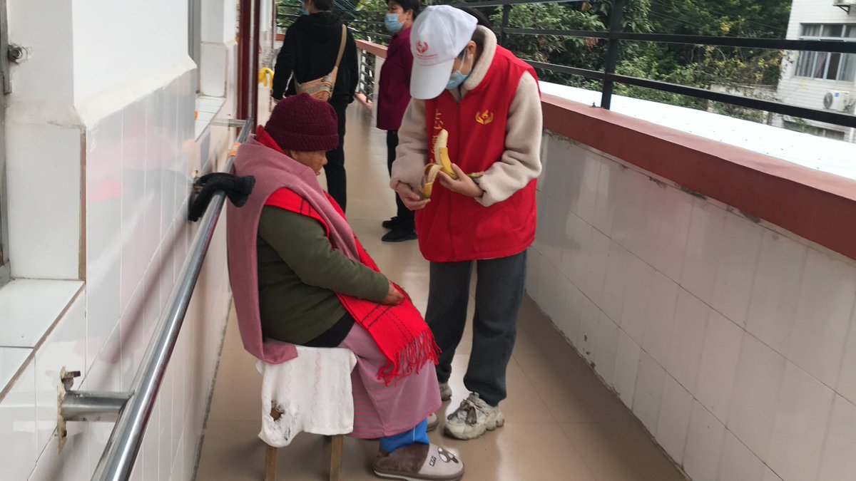 EdwardGordkdzo's tweet photo. This weekend I helped at the community food drive, handing out meals to local families in need. It was so rewarding to see smiles on everyone’s faces—grateful for every small act of kindness!， https://t.co/4i3odq7Mm1