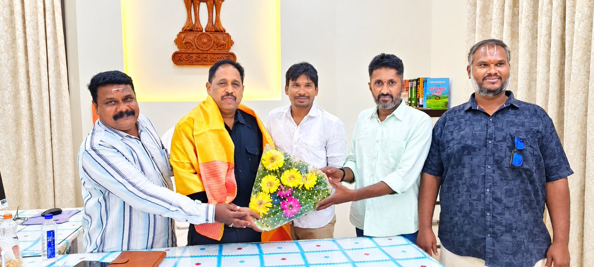 BakuruSatya's tweet photo. శ్రీ దాసి రాజు గారు జన్మదిన శుభాకాంక్షలు (RDO రెవెన్యూ డివిజన్ ఆఫీసర్ నరసాపురం /పాలకొల్లు పురపాలక సంఘం స్పెషల్ ఆఫీసర్)కలిసి జన్మదిన శుభాకాంక్షలు తెలపడం జరిగినది ఈ కార్యక్రమంలో బాకురుసత్యనిరంజనరావు/లోపింటి చిరంజీవి/జమ్ము కాశీవిశ్వనాథం ప్రభాకర్ NTV టీవీ రిపోర్టర్ https://t.co/daeVLswOQH