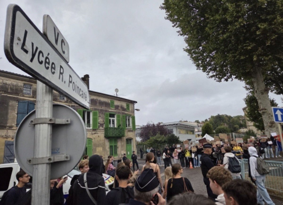 VirginioCestaro's tweet photo. 💪 Soutien aux élèves mobilisés ce matin à #Thionville, #Algrange, #Nancy, #Metz, #BarleDuc !
Partout en Lorraine, la colère gronde face à la dégradation des conditions d’études.
🎓 Remettez des moyens financiers pour permettre aux lycéens d’étudier dignement ! https://t.co/5anNzd4pXx