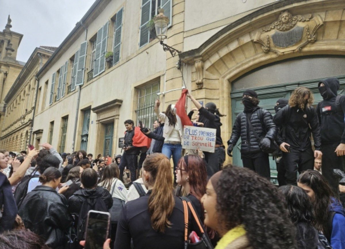 VirginioCestaro's tweet photo. 💪 Soutien aux élèves mobilisés ce matin à #Thionville, #Algrange, #Nancy, #Metz, #BarleDuc !
Partout en Lorraine, la colère gronde face à la dégradation des conditions d’études.
🎓 Remettez des moyens financiers pour permettre aux lycéens d’étudier dignement ! https://t.co/5anNzd4pXx